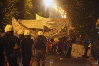 Επεισόδια στο αντιφασιστικό συλλαλητήριο - Συμπλοκές και ρίψη χημικών στη Μεσογείων [εικόνες] | iefimerida.gr 7