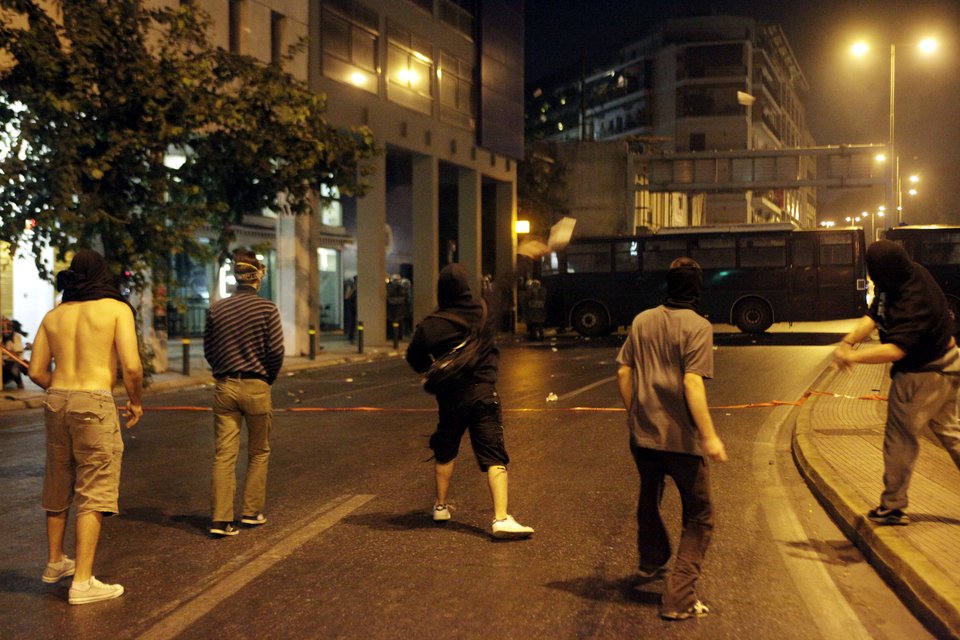 Επεισόδια στο αντιφασιστικό συλλαλητήριο - Συμπλοκές και ρίψη χημικών στη Μεσογείων [εικόνες] | iefimerida.gr 1