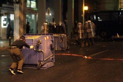 Επεισόδια στο αντιφασιστικό συλλαλητήριο - Συμπλοκές και ρίψη χημικών στη Μεσογείων [εικόνες] | iefimerida.gr 2