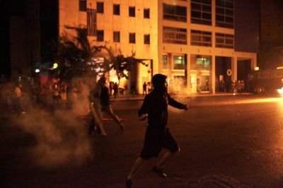 Επεισόδια στο αντιφασιστικό συλλαλητήριο - Συμπλοκές και ρίψη χημικών στη Μεσογείων [εικόνες] | iefimerida.gr 3