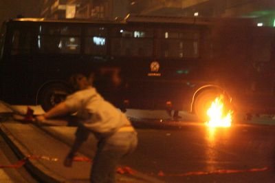 Επεισόδια στο αντιφασιστικό συλλαλητήριο - Συμπλοκές και ρίψη χημικών στη Μεσογείων [εικόνες] | iefimerida.gr 4