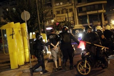 Επεισόδια στο αντιφασιστικό συλλαλητήριο - Συμπλοκές και ρίψη χημικών στη Μεσογείων [εικόνες] | iefimerida.gr 8