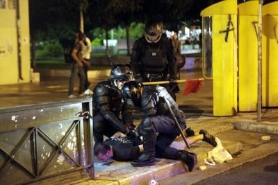 Επεισόδια στο αντιφασιστικό συλλαλητήριο - Συμπλοκές και ρίψη χημικών στη Μεσογείων [εικόνες] | iefimerida.gr 9