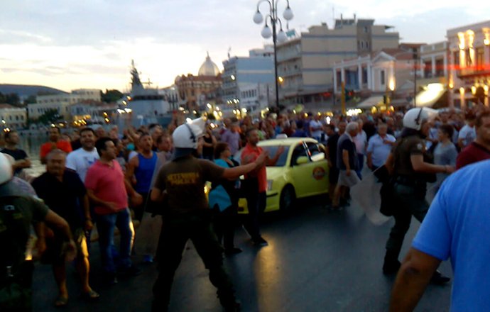 Επεισόδια στη Μυτιλήνη: Αντιεξουσιαστές και μετανάστες εναντίον ακροδεξιών [εικόνες&βίντεο] | iefimerida.gr 0