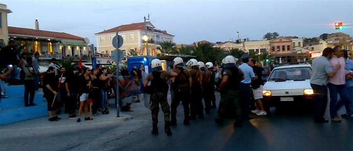 Επεισόδια στη Μυτιλήνη: Αντιεξουσιαστές και μετανάστες εναντίον ακροδεξιών [εικόνες&βίντεο] | iefimerida.gr 1