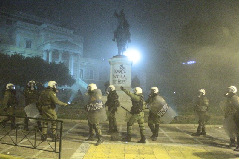 Οδοφράγματα και μολότοφ στο Πολυτεχνείο -Βροχή από χημικά στα συλλαλητήρια κατά Ομπαμα [εικόνες&βίντεο] | iefimerida.gr 6