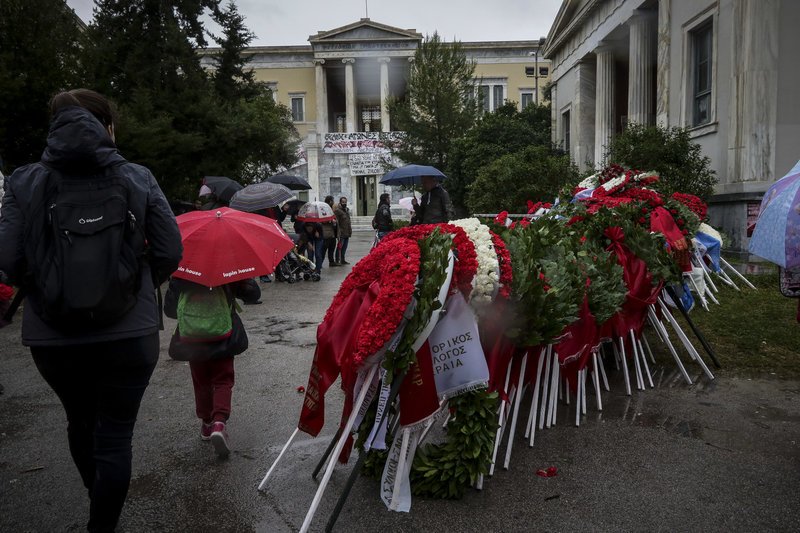 Η βροχή δεν κράτησε μακριά τον κόσμο