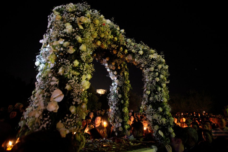 Με θρησκευτική κατάνυξη οι Αθηναίοι στην περιφορά των Επιταφίων [εικόνες] | iefimerida.gr 1