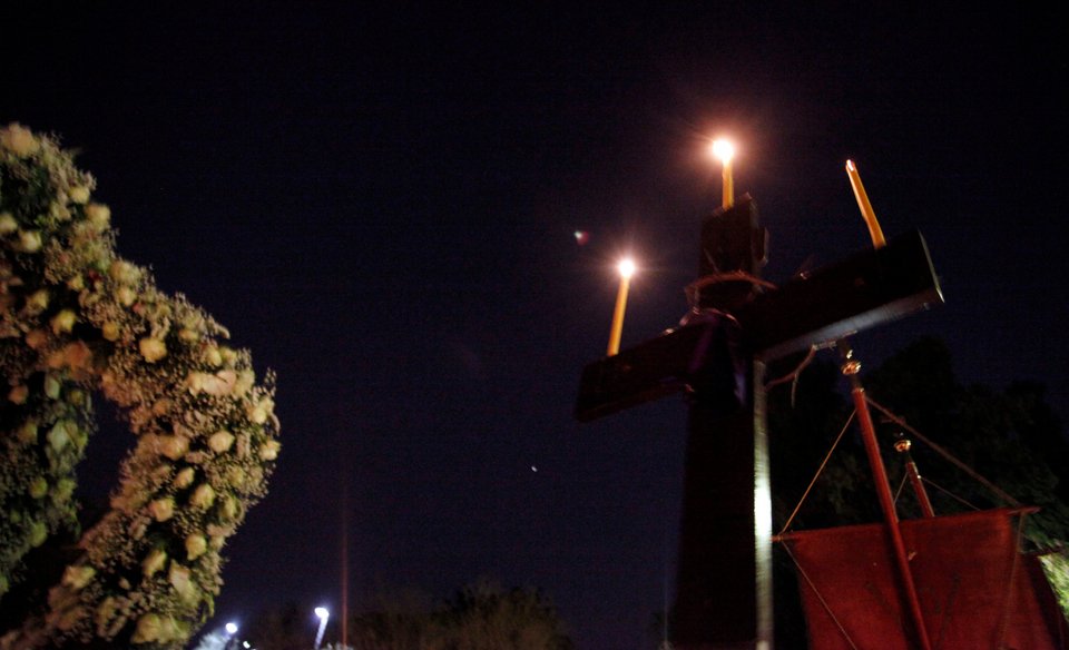 Με θρησκευτική κατάνυξη οι Αθηναίοι στην περιφορά των Επιταφίων [εικόνες] | iefimerida.gr 0