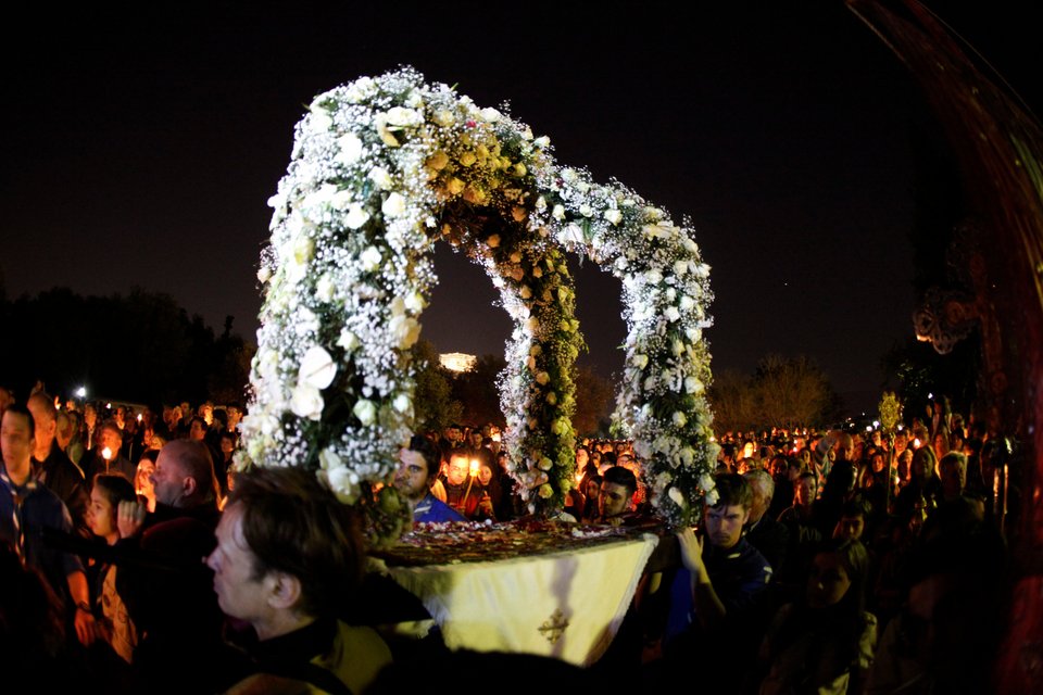 Με θρησκευτική κατάνυξη οι Αθηναίοι στην περιφορά των Επιταφίων [εικόνες] | iefimerida.gr 2