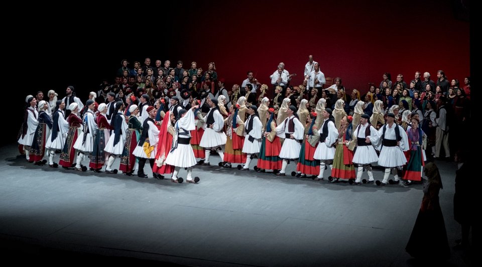 300 χορευτές στην Επίδαυρο για τη λήξη του Φεστιβάλ -Με τα καλαματιανά του Αριστοφάνη [εικόνες]  | iefimerida.gr 2