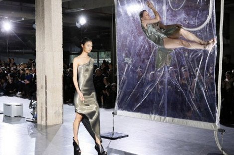 Μια περίεργη επίδειξη μόδας: Σχεδιάστρια έκανε τα μοντέλα «σαλάμι» -Τις έκλεισε σε κενό αέρος [εικόνες] | iefimerida.gr 0