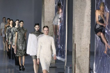 Μια περίεργη επίδειξη μόδας: Σχεδιάστρια έκανε τα μοντέλα «σαλάμι» -Τις έκλεισε σε κενό αέρος [εικόνες] | iefimerida.gr 1