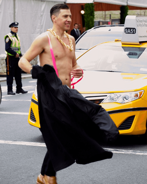 Ο καλλονός επιδειξίας που έκανε άνω κάτω το Μανχάταν [εικόνες] | iefimerida.gr 0