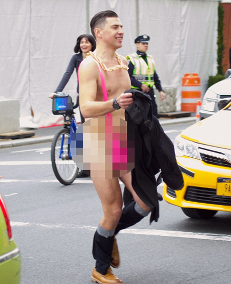 Ο καλλονός επιδειξίας που έκανε άνω κάτω το Μανχάταν [εικόνες] | iefimerida.gr 1