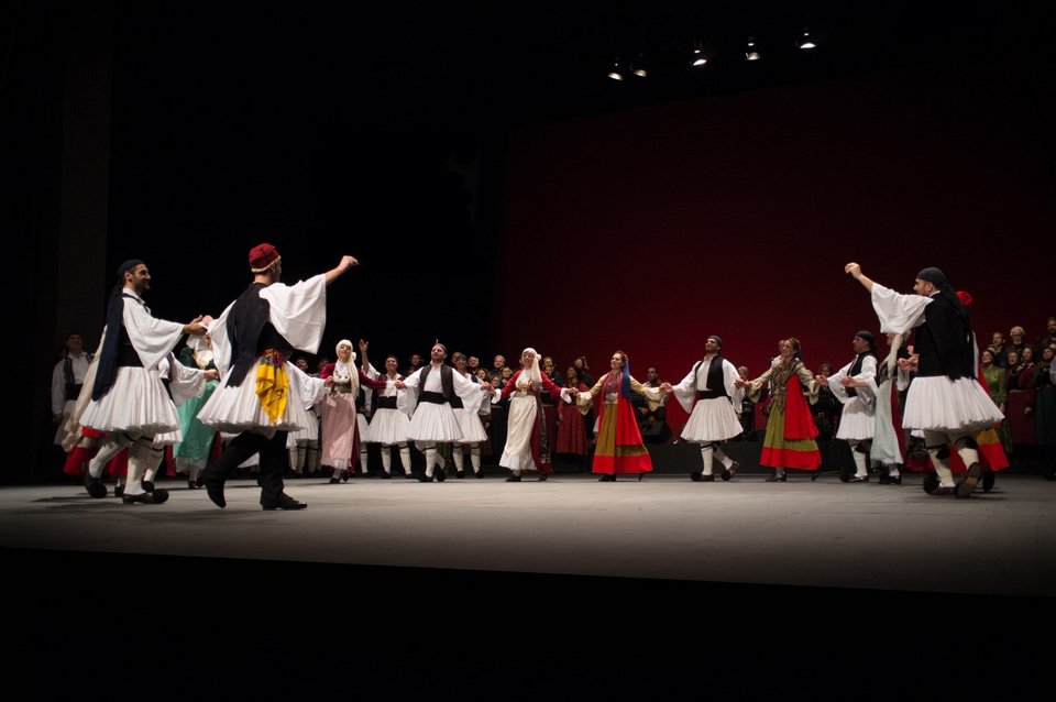 300 χορευτές στην Επίδαυρο για τη λήξη του Φεστιβάλ -Με τα καλαματιανά του Αριστοφάνη [εικόνες]  | iefimerida.gr 1