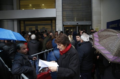 Ενταση, ταλαιπωρία και μεγάλες ουρές για το Κοινωνικό Εισόδημα Αλληλεγγύης [εικόνες] | iefimerida.gr 0