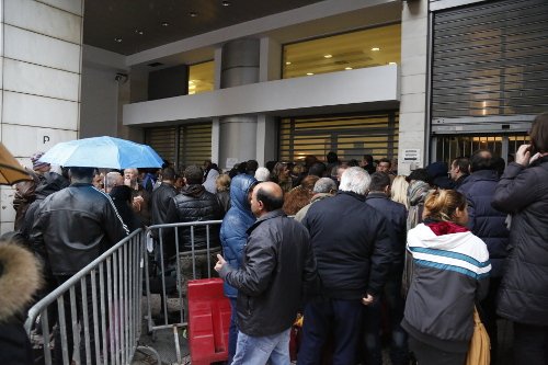 Ενταση, ταλαιπωρία και μεγάλες ουρές για το Κοινωνικό Εισόδημα Αλληλεγγύης [εικόνες] | iefimerida.gr 1