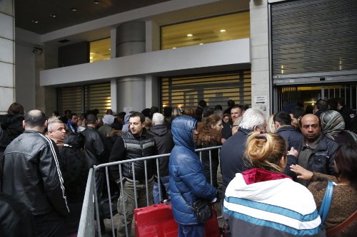 Ενταση, ταλαιπωρία και μεγάλες ουρές για το Κοινωνικό Εισόδημα Αλληλεγγύης [εικόνες] | iefimerida.gr 2