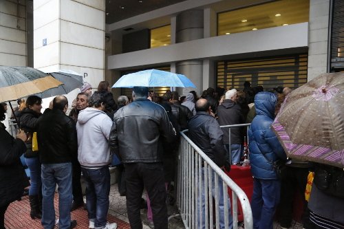 Ενταση, ταλαιπωρία και μεγάλες ουρές για το Κοινωνικό Εισόδημα Αλληλεγγύης [εικόνες] | iefimerida.gr 3