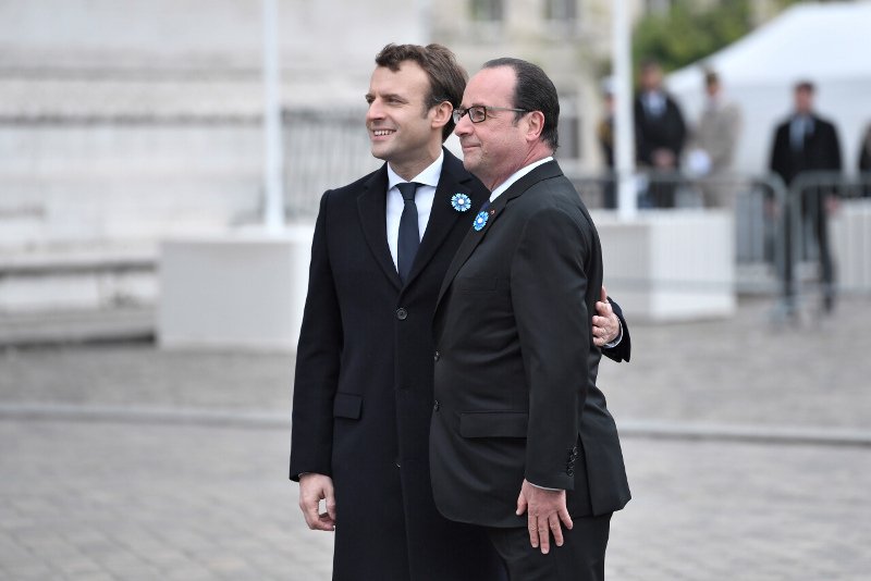 Παρίσι: Η πρώτη επίσημη του Μακρόν -Σε εθνική επέτειο μαζί με τον Ολάντ | iefimerida.gr 0