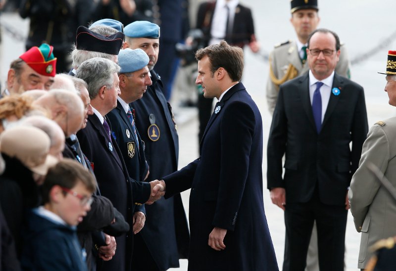 Παρίσι: Η πρώτη επίσημη του Μακρόν -Σε εθνική επέτειο μαζί με τον Ολάντ | iefimerida.gr 1
