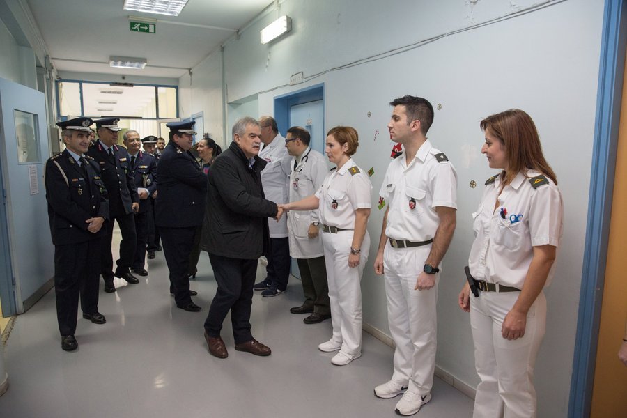 Στο 401 o Tόσκας -Επίσκεψη στο προσωπικό της ΕΛ.ΑΣ. που νοσηλεύεται [εικόνες] | iefimerida.gr 1