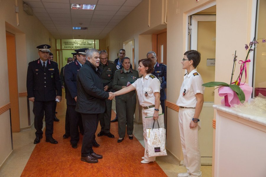 Στο 401 o Tόσκας -Επίσκεψη στο προσωπικό της ΕΛ.ΑΣ. που νοσηλεύεται [εικόνες] | iefimerida.gr 3