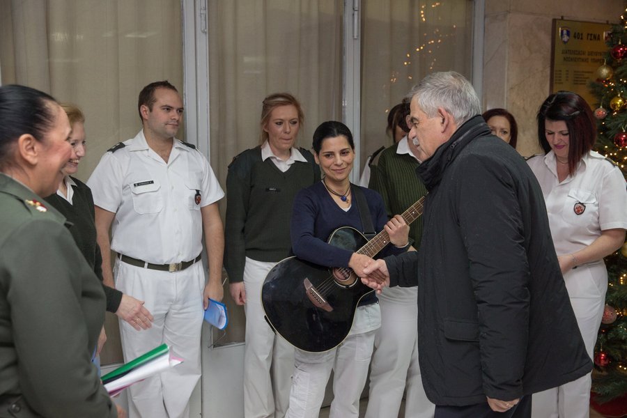 Στο 401 o Tόσκας -Επίσκεψη στο προσωπικό της ΕΛ.ΑΣ. που νοσηλεύεται [εικόνες] | iefimerida.gr 4