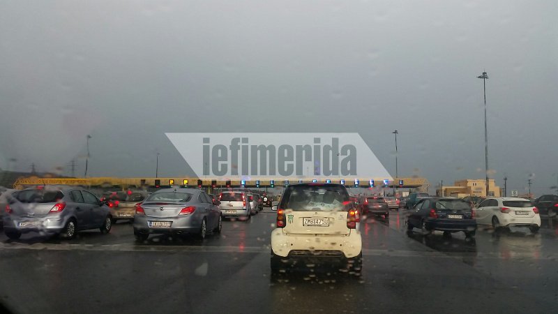 Επιστροφή ταλαιπωρίας: Ουρές χιλιομέτρων και κακοκαιρία στις εθνικές οδούς [εικόνες & βίντεο] | iefimerida.gr 0