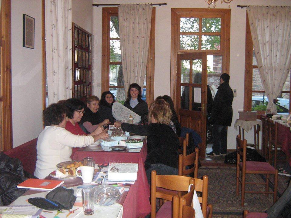 O ξεχωριστός Επιτάφιος στοn Χάλικα Μυτιλήνης -40 γυναίκες τον κεντάνε χάντρα, χάντρα | iefimerida.gr 0