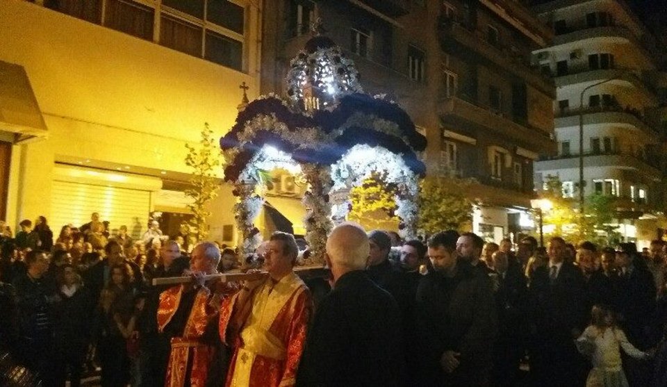 Πλήθος πιστών στην περιφορά του Επιταφίου στην Μητρόπολη της Θεσσαλονίκης [εικόνες & βίντεο] | iefimerida.gr 1