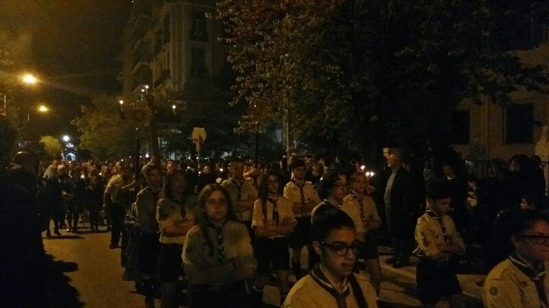 Πλήθος πιστών στην περιφορά του Επιταφίου στην Μητρόπολη της Θεσσαλονίκης [εικόνες & βίντεο] | iefimerida.gr 2