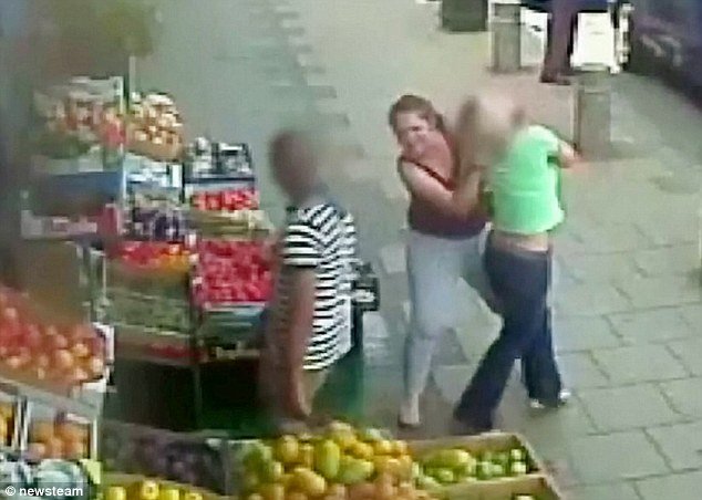 Δύο γυναίκες πιάστηκαν μαλλί με μαλλί για μία θέση πάρκινγκ -Επικός καβγάς [εικόνες] | iefimerida.gr 0