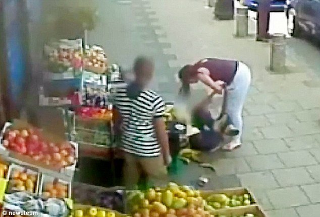 Δύο γυναίκες πιάστηκαν μαλλί με μαλλί για μία θέση πάρκινγκ -Επικός καβγάς [εικόνες] | iefimerida.gr 2