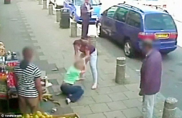 Δύο γυναίκες πιάστηκαν μαλλί με μαλλί για μία θέση πάρκινγκ -Επικός καβγάς [εικόνες] | iefimerida.gr 3