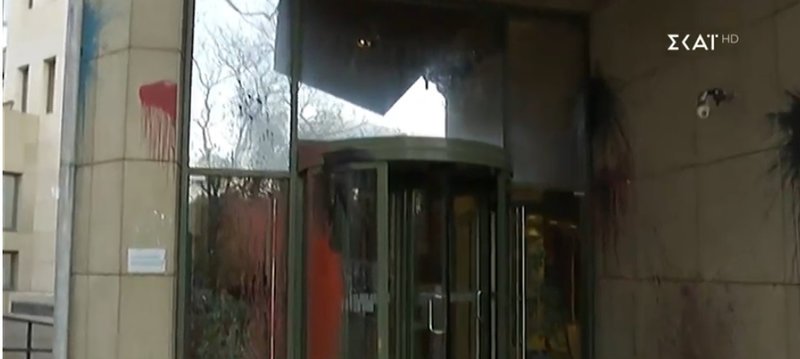 Καταδρομική επίθεση στο υπουργείο Περιβάλλοντος -Πέταξαν μπογιές [εικόνες] | iefimerida.gr 1