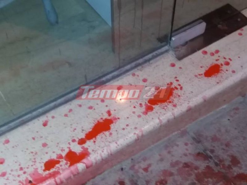 Πάτρα: Επίθεση με πέτρες και μπογιές σε συμβολαιογραφείο [εικόνες & βίντεο] | iefimerida.gr 1