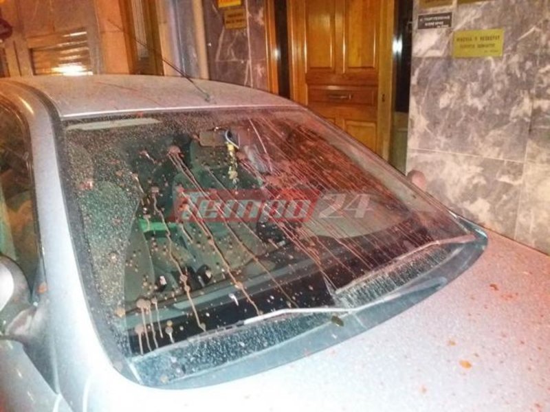 Πάτρα: Επίθεση με πέτρες και μπογιές σε συμβολαιογραφείο [εικόνες & βίντεο] | iefimerida.gr 3