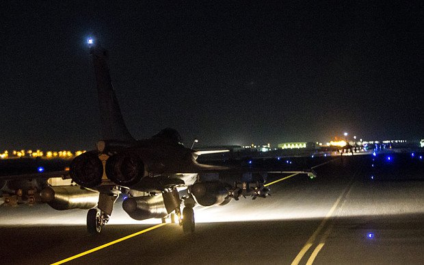 Η Γαλλία σφυροκοπεί το ISIS: Επιδρομή με 20 βόμβες -«Βομβάρδισαν άδειες εγκαταστάσεις», απαντούν οι τζιχαντιστές | iefimerida.gr 0