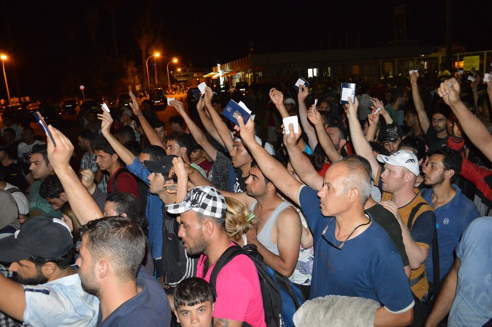 Μπήκαν στο «Ελευθέριος Βενιζέλος» οι πρώτοι μετανάστες -Οι διαμαρτυρίες και η κάλυψη από τον διεθνή Τύπο [εικόνες & βίντεο] | iefimerida.gr 2