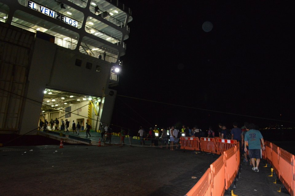 Μπήκαν στο «Ελευθέριος Βενιζέλος» οι πρώτοι μετανάστες -Οι διαμαρτυρίες και η κάλυψη από τον διεθνή Τύπο [εικόνες & βίντεο] | iefimerida.gr 11