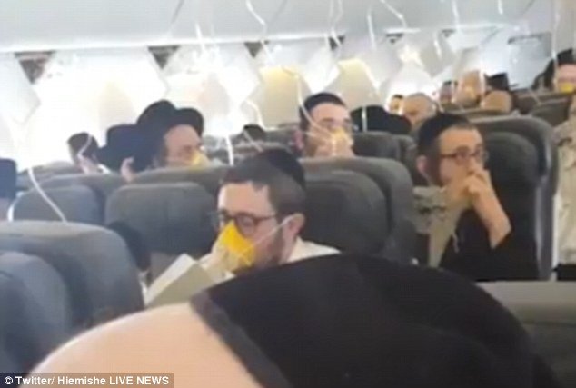 Τρόμος στον αέρα: Επιβάτες προσεύχονται φορώντας μάσκες οξυγόνου, κατά την αναγκαστική προσγείωση [βίντεο] | iefimerida.gr 1