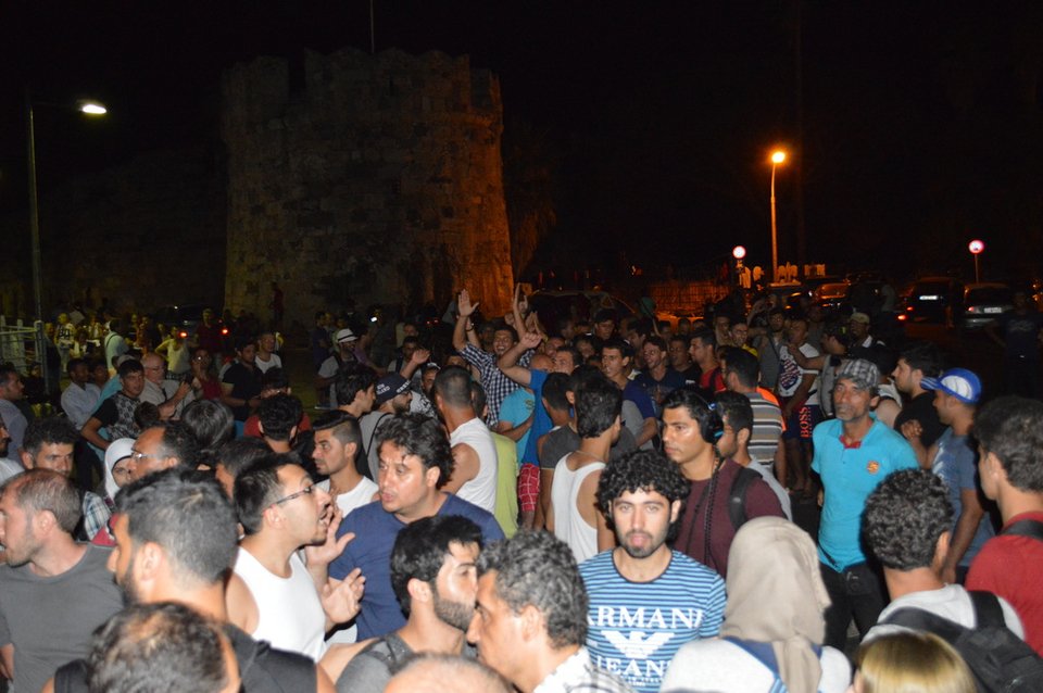 Μπήκαν στο «Ελευθέριος Βενιζέλος» οι πρώτοι μετανάστες -Οι διαμαρτυρίες και η κάλυψη από τον διεθνή Τύπο [εικόνες & βίντεο] | iefimerida.gr 3