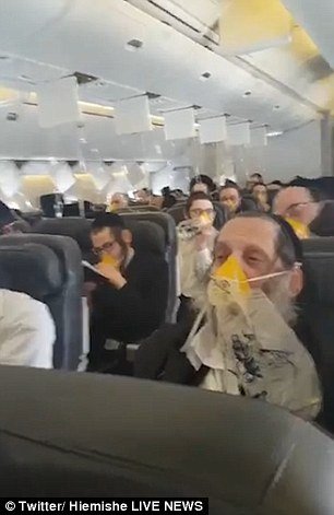 Τρόμος στον αέρα: Επιβάτες προσεύχονται φορώντας μάσκες οξυγόνου, κατά την αναγκαστική προσγείωση [βίντεο] | iefimerida.gr 0