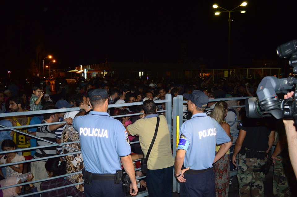 Μπήκαν στο «Ελευθέριος Βενιζέλος» οι πρώτοι μετανάστες -Οι διαμαρτυρίες και η κάλυψη από τον διεθνή Τύπο [εικόνες & βίντεο] | iefimerida.gr 4