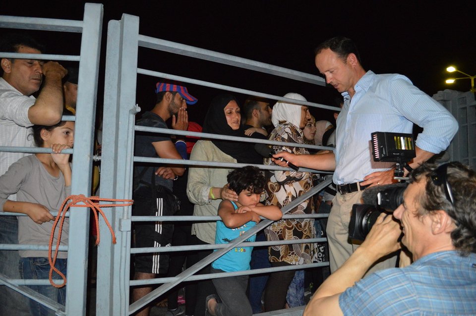 Μπήκαν στο «Ελευθέριος Βενιζέλος» οι πρώτοι μετανάστες -Οι διαμαρτυρίες και η κάλυψη από τον διεθνή Τύπο [εικόνες & βίντεο] | iefimerida.gr 5