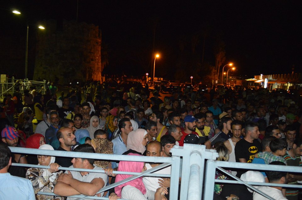 Μπήκαν στο «Ελευθέριος Βενιζέλος» οι πρώτοι μετανάστες -Οι διαμαρτυρίες και η κάλυψη από τον διεθνή Τύπο [εικόνες & βίντεο] | iefimerida.gr 6