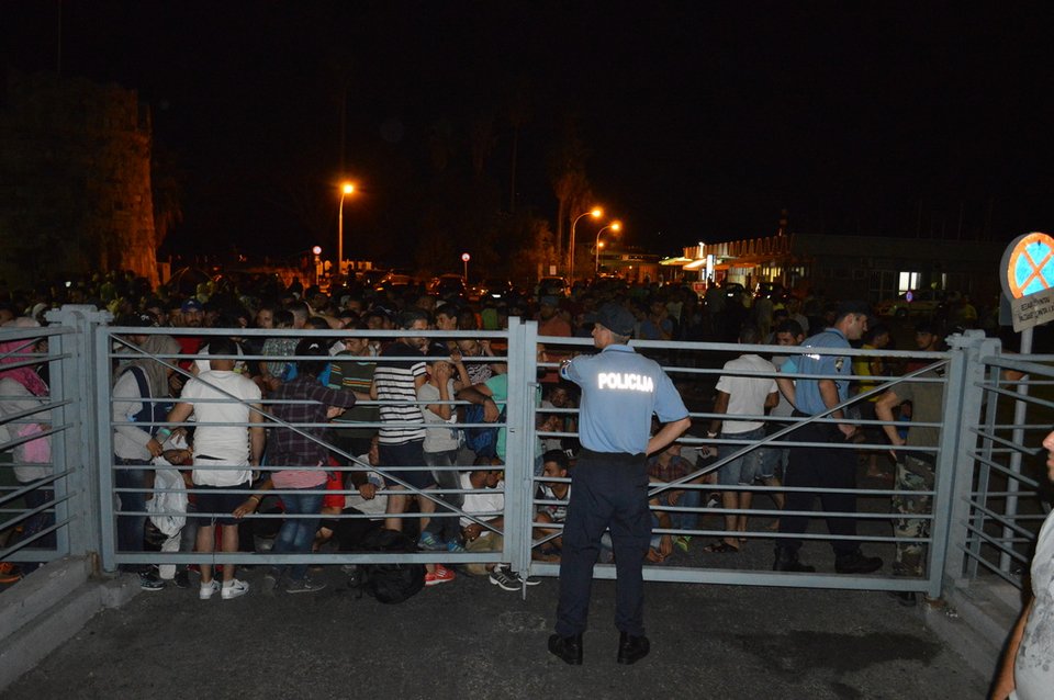 Μπήκαν στο «Ελευθέριος Βενιζέλος» οι πρώτοι μετανάστες -Οι διαμαρτυρίες και η κάλυψη από τον διεθνή Τύπο [εικόνες & βίντεο] | iefimerida.gr 7