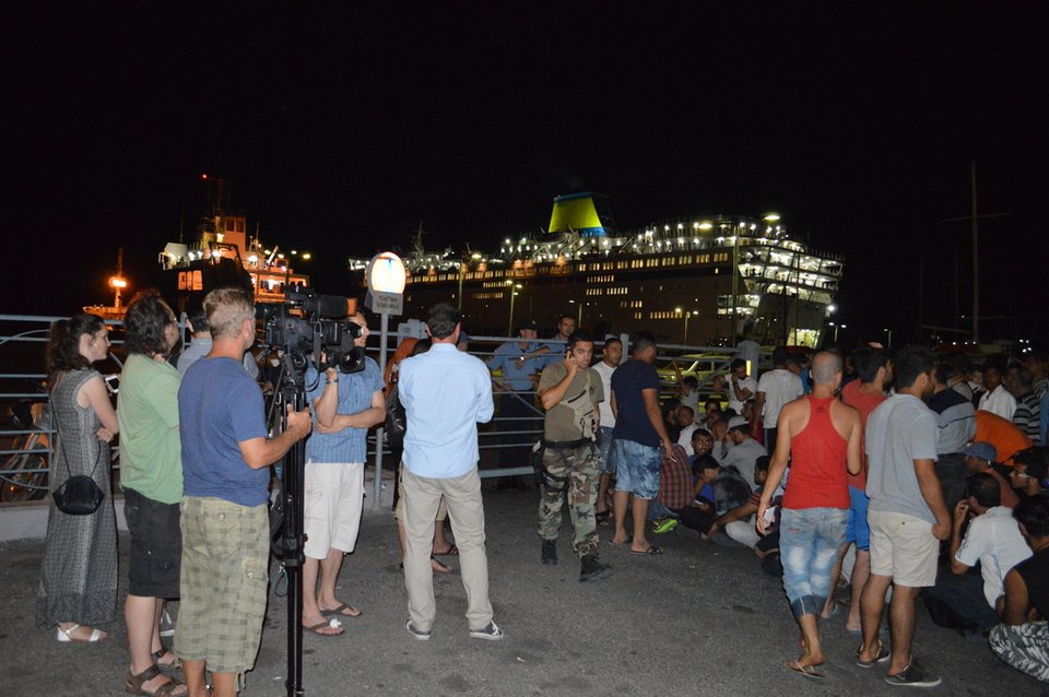 Μπήκαν στο «Ελευθέριος Βενιζέλος» οι πρώτοι μετανάστες -Οι διαμαρτυρίες και η κάλυψη από τον διεθνή Τύπο [εικόνες & βίντεο] | iefimerida.gr 8